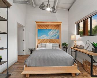 Eagles Landing Lodge Private Suites and Group Lodging - Bulverde - Bedroom