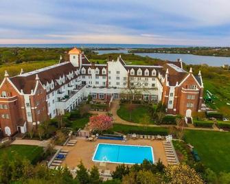 Montauk Mansion Indoor + Outdoor Pools - Montauk - Bygning