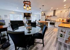 37PA Superbly appointed riverfront home in LIttleton! Skiing, hiking, firepit, wifi! - Littleton - Restaurant