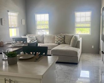 Charming 3 Bed Room Private Home in Farms Estate Nevis - Charlestown - Pokój dzienny