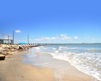 Family Friendly Beach House, walking distance from beach and San Luis Pass. - Jamaica Beach - Playa