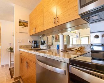 Makani A Kai Resort B-7 - Maalaea - Kitchen