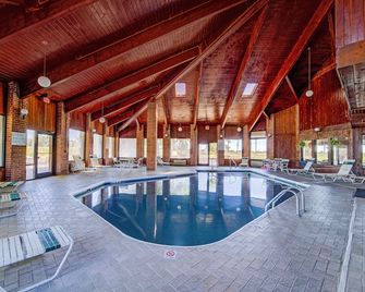 Capital O Amerihost Inn and Suites Mexico Hwy 54 MO - Mexico - Piscina