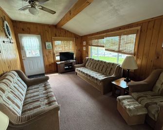 Salmon River Waterfront Cottage w/ available 1/2 price boat slip - Pulaski - Huiskamer