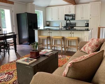 The Porch House is New! - Columbus - Living room