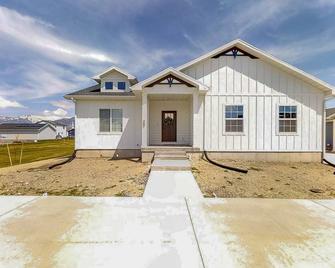 Notable Apartment - Mountain Views, Kitchen, & W/D - Hyrum - Building