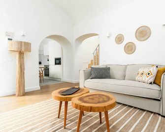 limehome Evora Largo dos Penedos - Evora - Living room