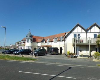 3TheDome - Luxury Ground Floor Apartment opposite the Beach, Barton on Sea - Barton on Sea - Building