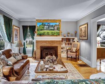 Center to all of Rochester's entertainment - 5 bedroom home - Rochester - Oturma odası