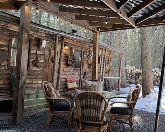 Rustic Cozy Cabin with hot tub - Bragg Creek - Patio