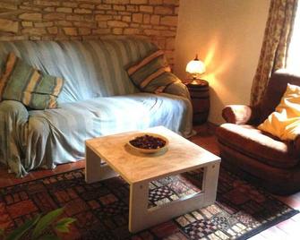 Romantic cottage in Burgundy close to Chablis - Chassignelles - Living room