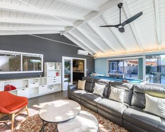 Cozy 4Bd/3Bth home w/BBQ, near Disney & Knott's - Cypress - Living room