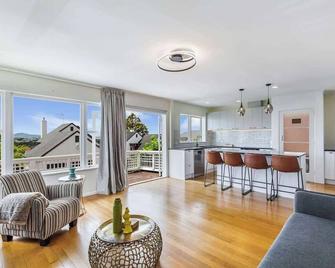 Serene 2BR Home in Meadowbank w Balcony & Parking - Auckland - Sala