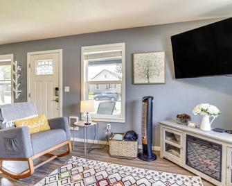 Charming McMinnville Home - Walk to Wineries! - McMinnville - Living room