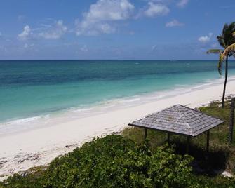 Lovely 1 bedroom, steps from the beach, car available - Freeport
