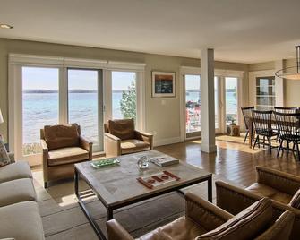 Luxury three bedroom home on beautiful, blue Crystal Lake waterfront - Frankfort - Sala de estar