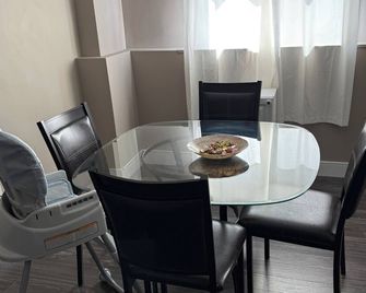 Cozy 2-bedroom retreat – comfort, style, and relaxation await you - Bedford - Dining room