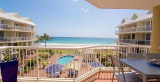 Crystal Beachfront Apartments - Bilinga - Balcony