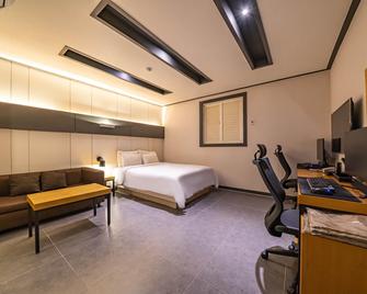 Gangneung The Sharp Hotel - Gangneung - Bedroom