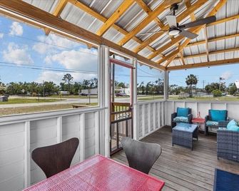 Turtle Hatch at Blue Haven is a 2 bedroom home in the heart of Steinhatchee. - Steinhatchee - Balcón