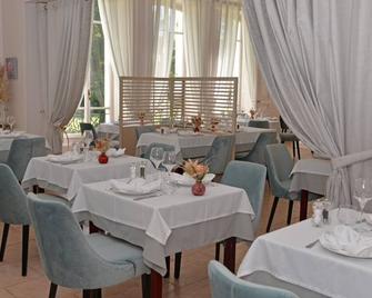 Logis - Hostellerie Le Chatel Nangis - Fontenailles - Restaurant