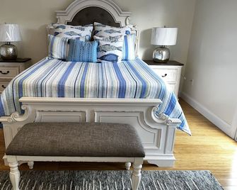 Beautiful home close to the beach with hot tub - Long Branch - Bedroom