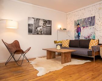 Sunny Fully Furnished Studio in Chelsea - New York - Living room