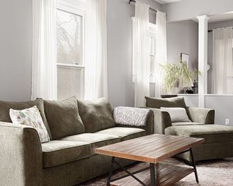 Indy Classic Family Home with Game Room - Walk to Mass Ave - 인디애나폴리스 - 거실