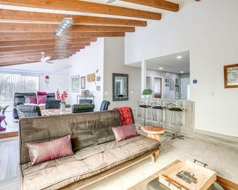 1 Mi to Dtwn Scenic Prescott Hillside Retreat! - Prescott - Sala de estar