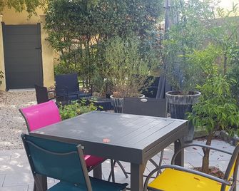 Rental in Provence farmhouse at the foot of Alpilles - Saint-Étienne-du-Grès - Patio