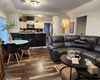 Guest Favorite, Peaceful, Walkable to Dinning and Shopping & 5 -Star clean! - Coeur d'Alene - Living room