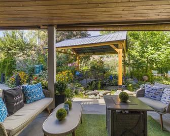 Rayleigh River Retreat - Garden Oasis - Kamloops - Patio