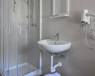 Carrara/Hotel La Pineta - Marina di Carrara - Bad