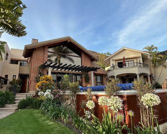 Hotel Lindo Ajijic Bed & Breakfast - Ajijic - Building