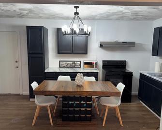 The Fountain Collective Charming 3-bedroom house with AC, WiFi in Center - Center - Eetruimte