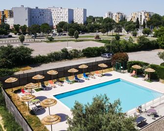 ibis budget Arles Palais des Congrès - Arlés - Piscina