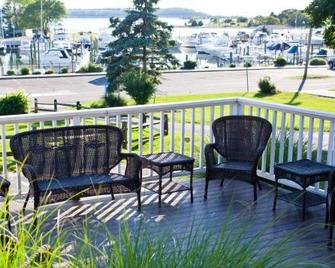 Three Village Inn - Stony Brook - Balcony