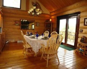A Montana Bed and Breakfast - Kalispell - Dining room