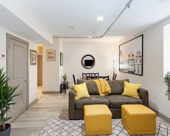 Fells Point Hideaway - 2BR w/ Free Street Parking! - 巴爾的摩 - 客廳