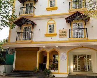 Lume Stayz - Siolim - Building
