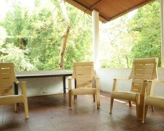 Steam Flowing/River side Cottage Stay - Masinigudi - Patio