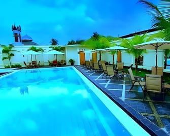 The Aliga Hotel - Padang - Pool