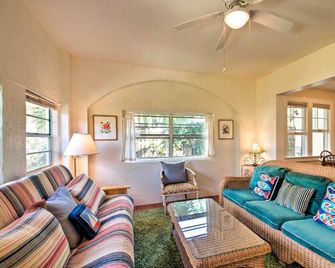 Colorful Pensacola Oasis: 1 Block to Bayview Park! - Pensacola - Wohnzimmer