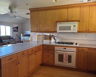 Spacious 5-bedroom estate in brilliant Cottonwood, now with Starlink wifi, & AC. - Cottonwood - Kitchen
