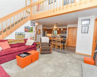 Perfect Ski in Location - 3 Bd, 2 Bath Cozy Condo, Close To Lifts and Village - Carrabassett Valley - Sala de estar