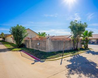 Pleasanton Executive Inn By OYO - Pleasanton - Building
