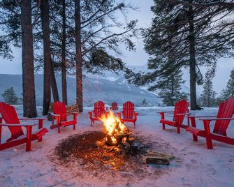 Storm Mountain Lodge Cabins & Dining - Castle Junction - Patio