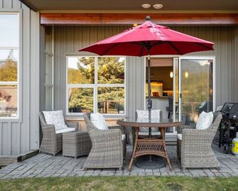 2br In Blackcomb Greens, Wood Burning Fireplace, Communal Hot Tub, Nature Views - Whistler - Patio