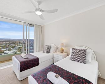 Southern Cross Beachfront Holiday Apartments - Burleigh Heads - Bedroom