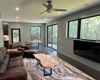 Secluded, hot tub, river, Mtn Views, Brand new - Marion